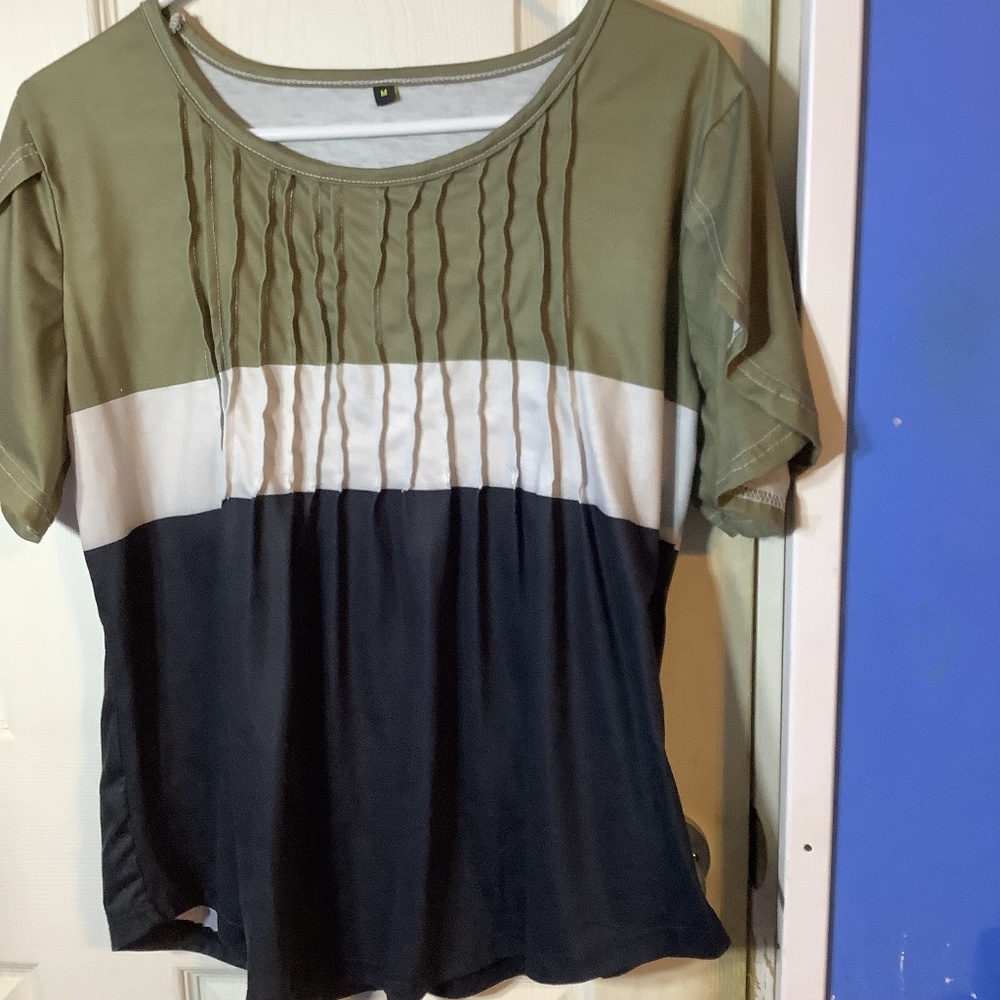 Women’s Pleated Flaired Short Petal Sleeve Top Size M